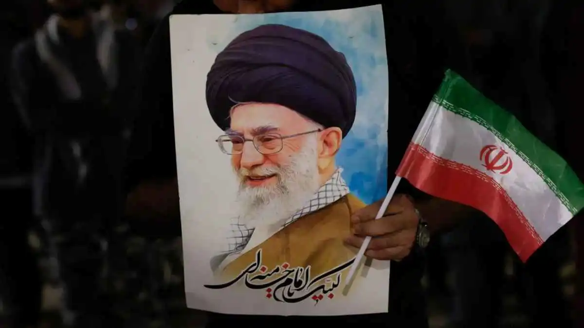 باكستان.. تفرق متظاهرين أمام القنصلية الأمريكية بعد مقتل خامنئي (فيديو)