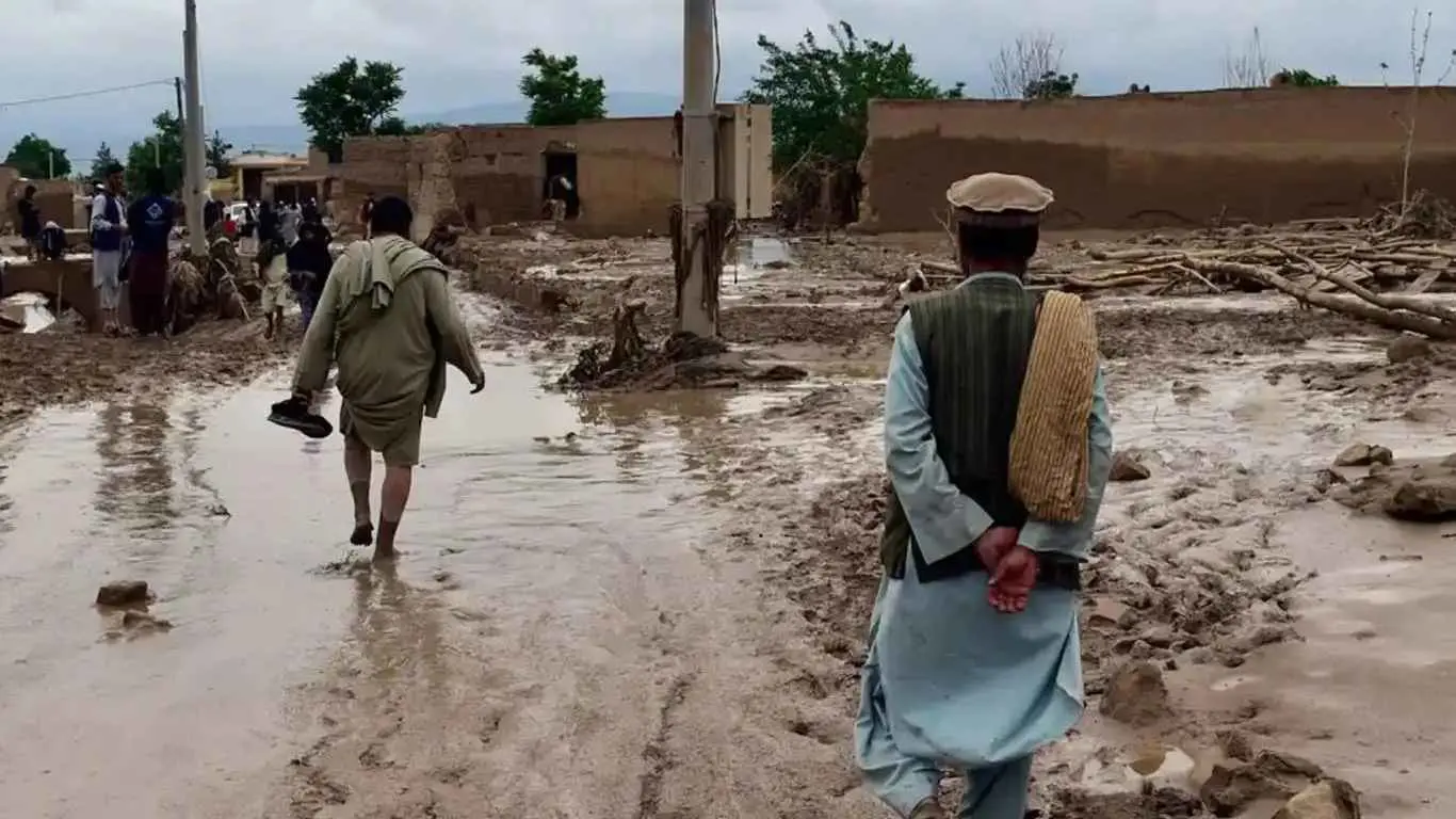خلفت عشرات القتلى.. فيضانات مدمرة في أفغانستان (فيديو)