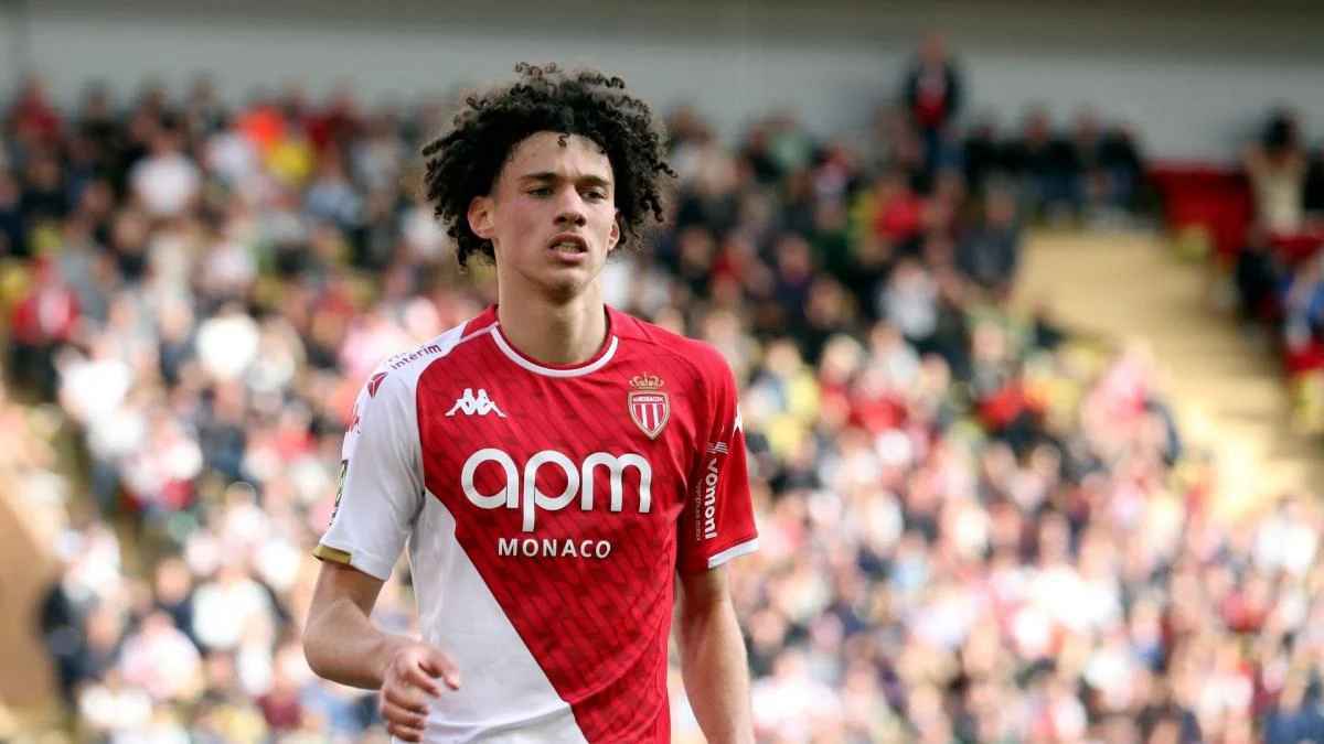 ماغنيس أكليوش يثير الجدل حول مستقبله الدولي بين الجزائر وفرنسا