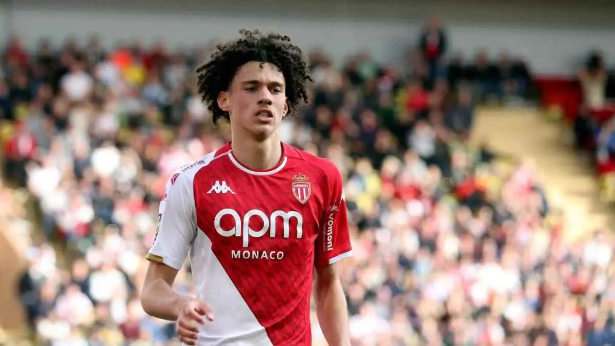 ماغنيس أكليوش يثير الجدل حول مستقبله الدولي بين الجزائر وفرنسا