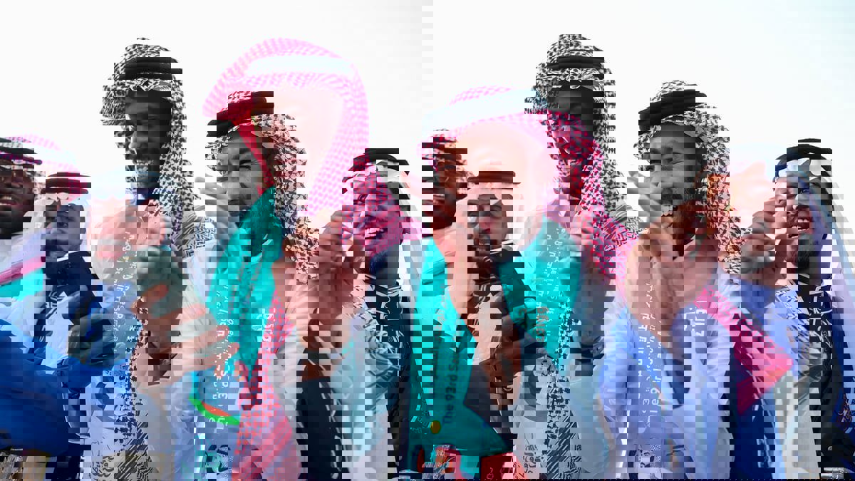 نيمار يرقص العرضة بصحبة لاعبي الهلال احتفالا باليوم الوطني السعودي (فيديو)