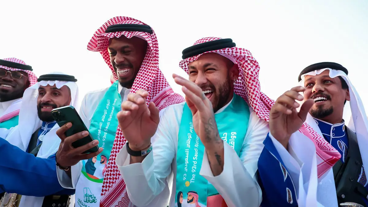 نيمار يرقص العرضة بصحبة لاعبي الهلال احتفالا باليوم الوطني السعودي (فيديو)