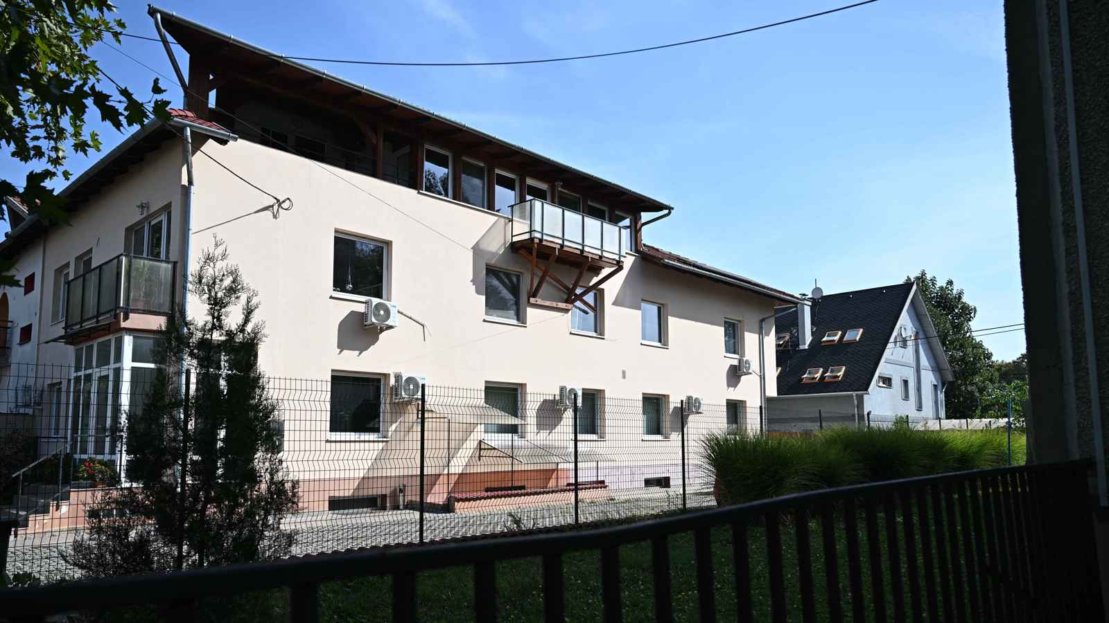 "تلقت تهديدات".. معلومات جديدة عن "المرأة الغامضة" في قضية البيجر