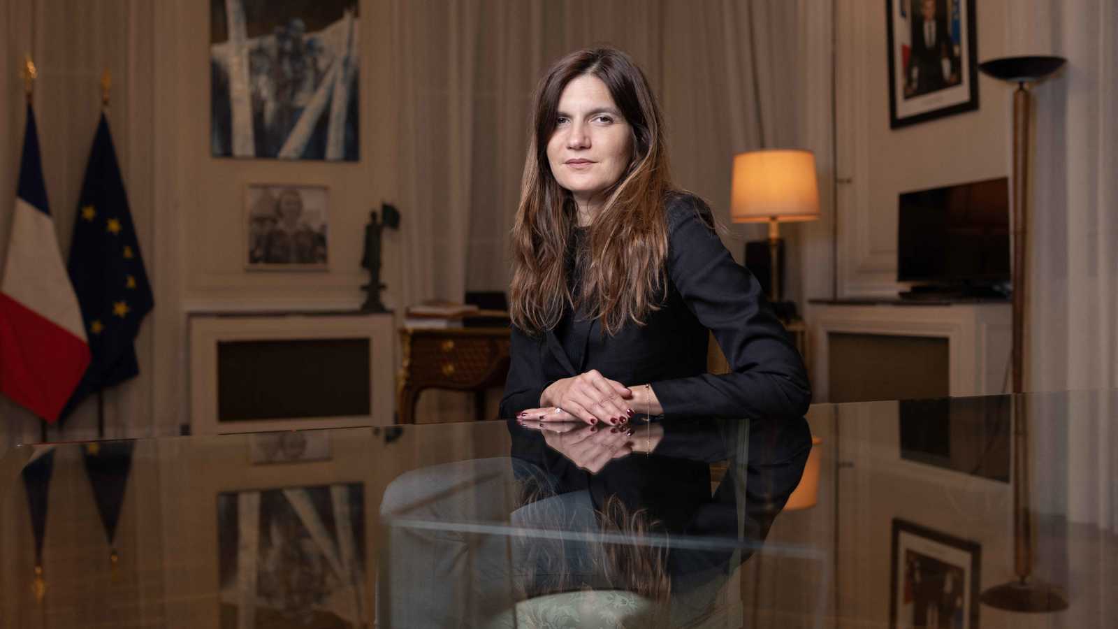 أليس روفو.. من هي المرأة التي تقود فرنسا نحو "جاهزية الحرب"؟