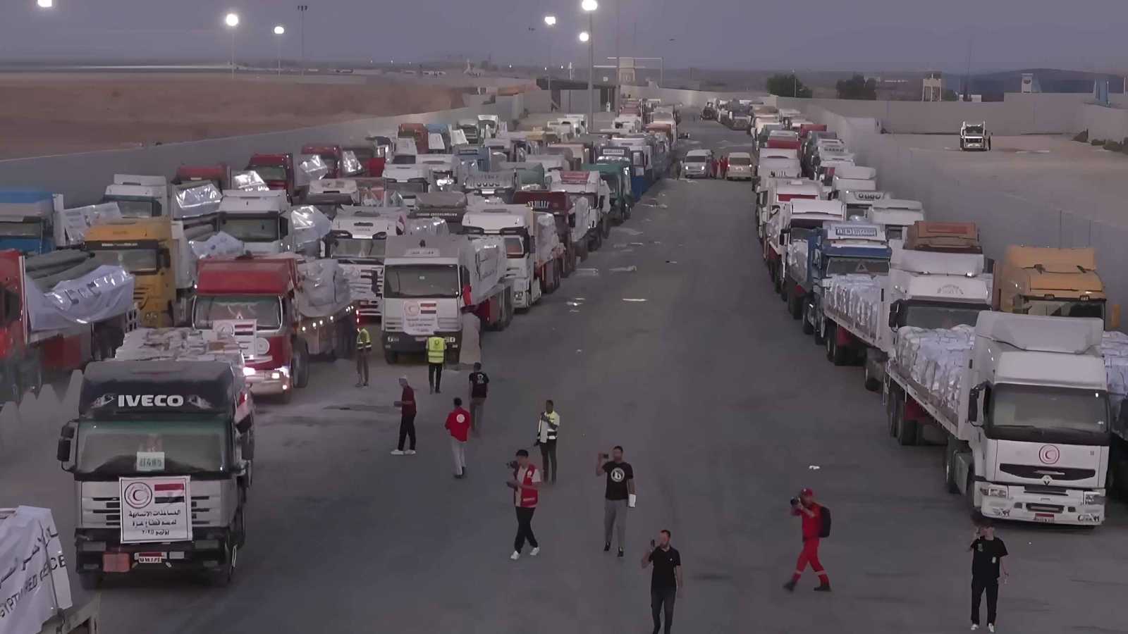 بدء تحرك شاحنات المساعدات من مصر إلى قطاع غزة (فيديو)