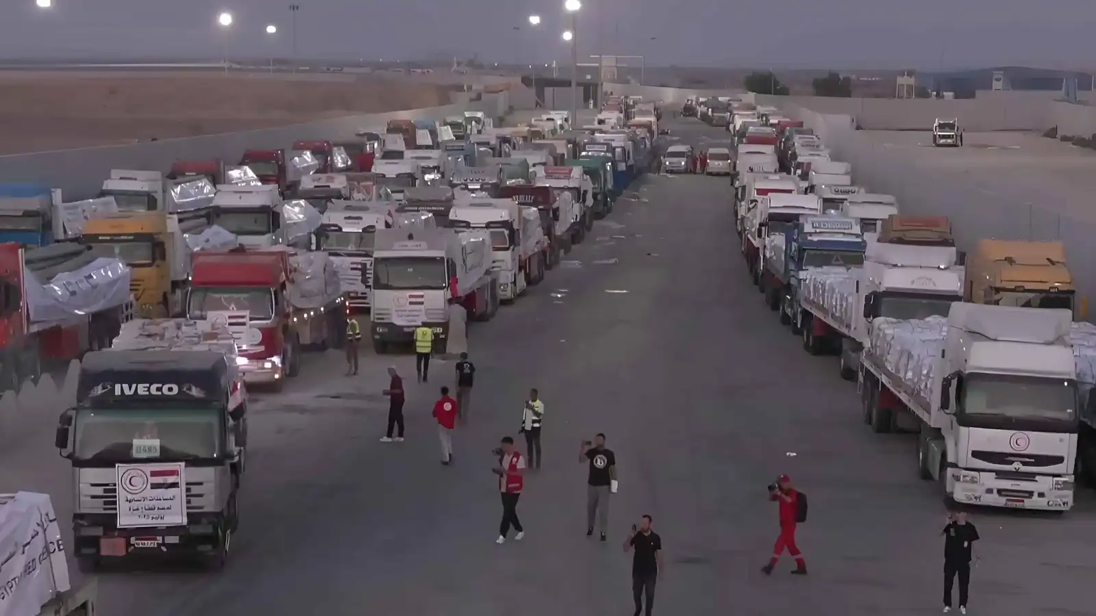 بدء تحرك شاحنات المساعدات من مصر إلى قطاع غزة (فيديو)