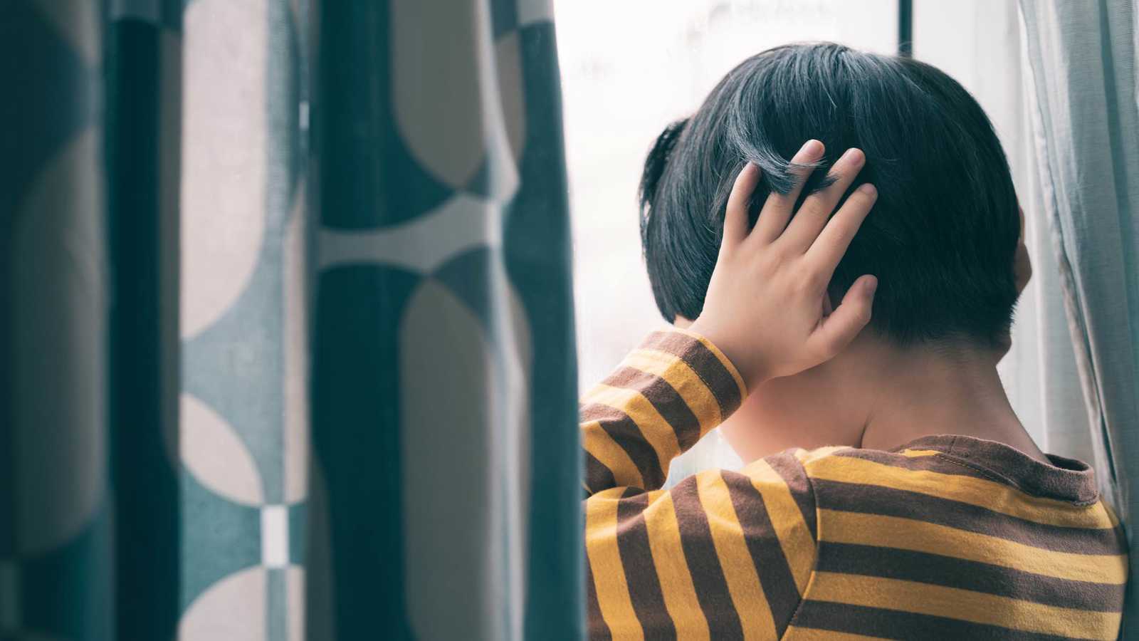 يأكل السجاد والجدران.. عائلة تبحث عن منزل آمن لطفلها (صور)