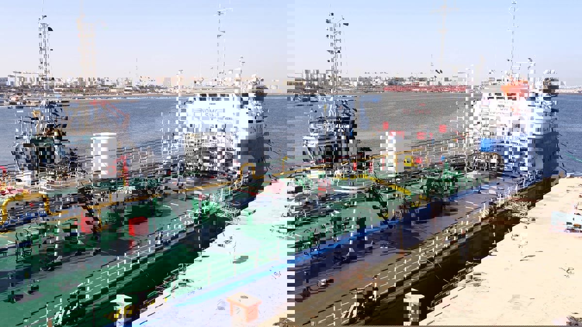 ناقلة نفط بريطانية تستأنف عملها بعد إطلاق نار بميناء الحريقة الليبي