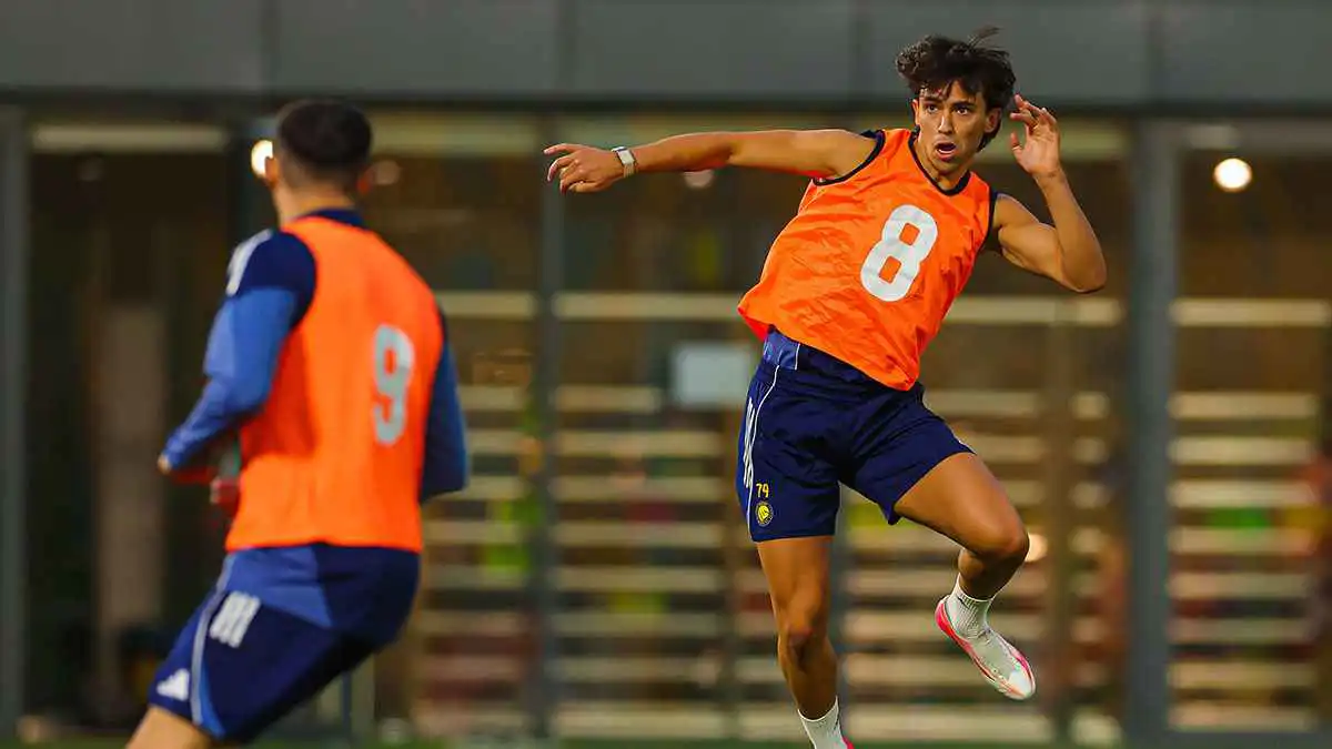 وزنه زائد ولا يظهر تحت الضغط.. نجم النصر السابق يصدم جواو فيليكس