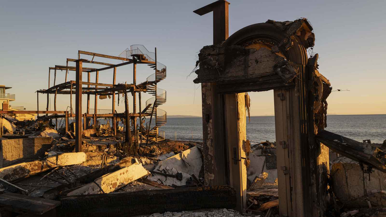 هكذا حولت حرائق لوس أنجلوس "العقار الأغلى" إلى رماد (فيديو وصور)