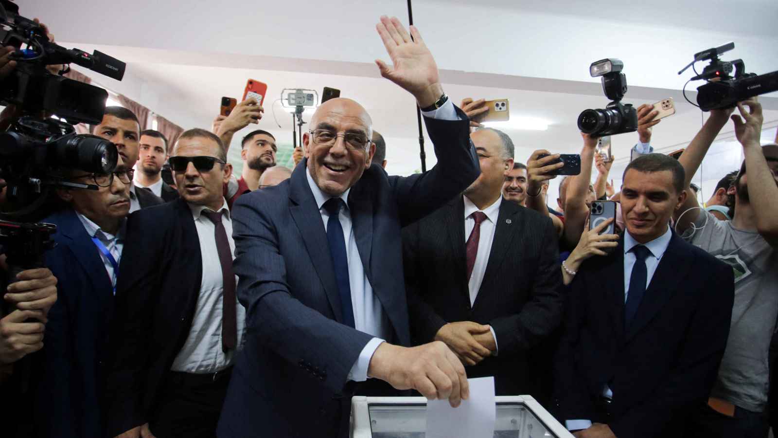 الجزائر.. مرشح رئاسي يرفض الاعتراف بنتائج الانتخابات