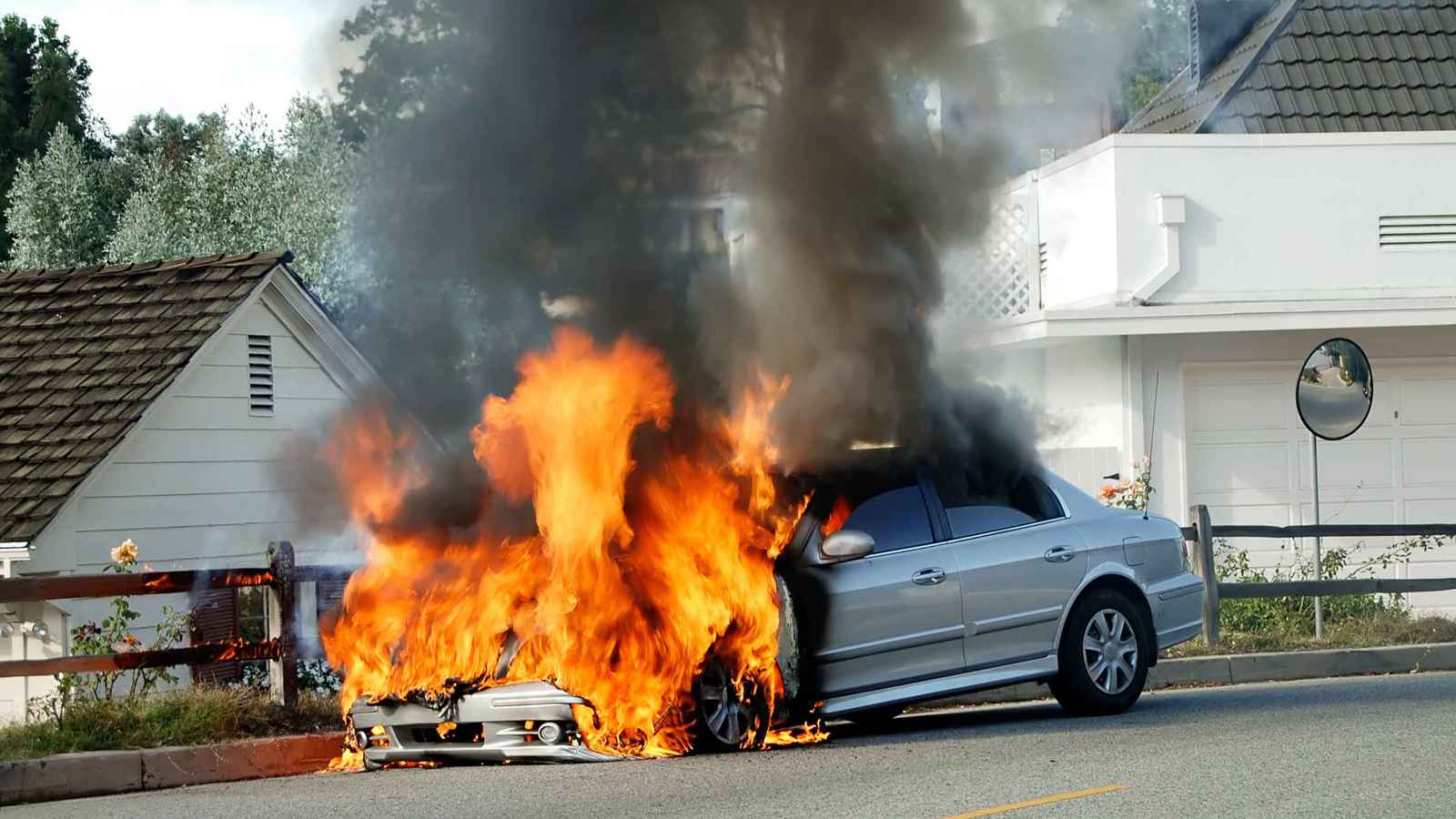 سيارة تتحول إلى كتلة نارية والسائق ينجو بالقفز منها (فيديو)