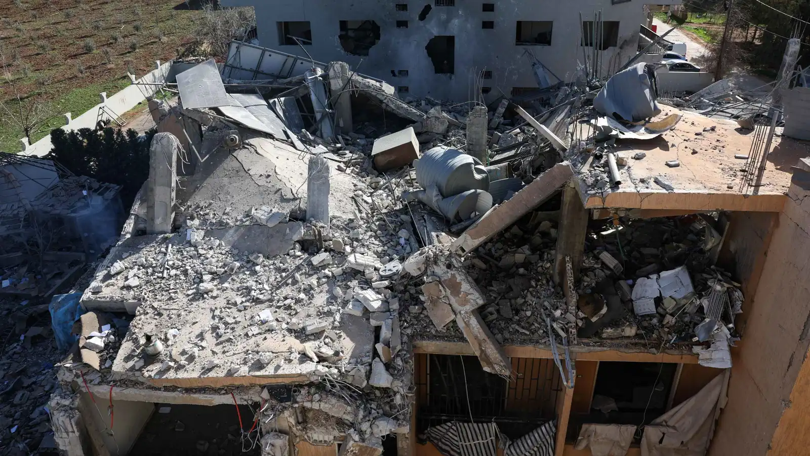 حزب الله يهدد بالرد بعد غارات إسرائيلية دامية على البقاع