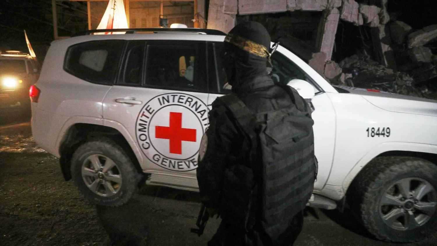 الجيش الإسرائيلي يتسلم جثتي رهينتين من الصليب الأحمر في غزة