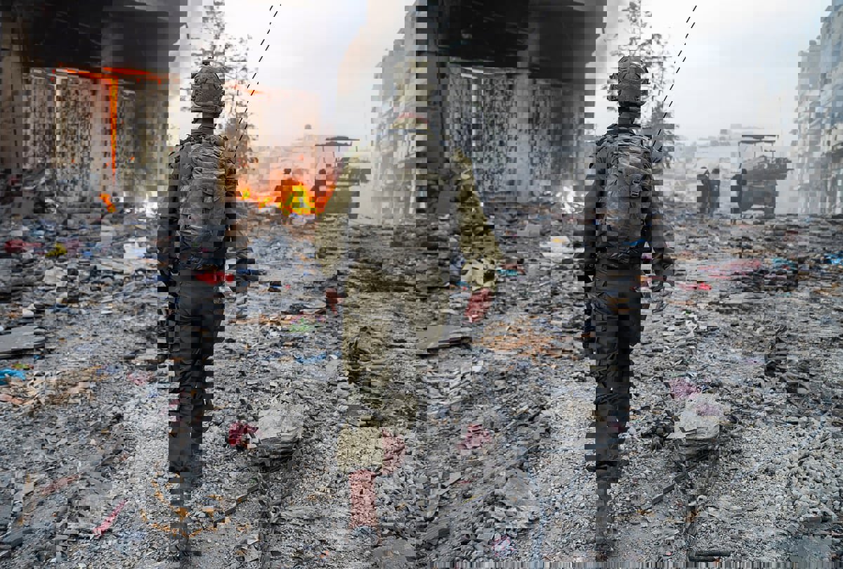 عشرات القتلى والجرحى بغارات إسرائيلية على غزة وخانيونس ودير البلح 