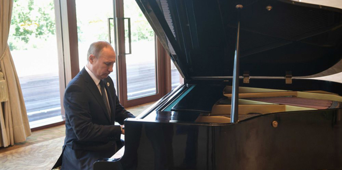 استعرض مهاراته الموسيقية.. بوتين يعزف على البيانو في الصين (فيديو)