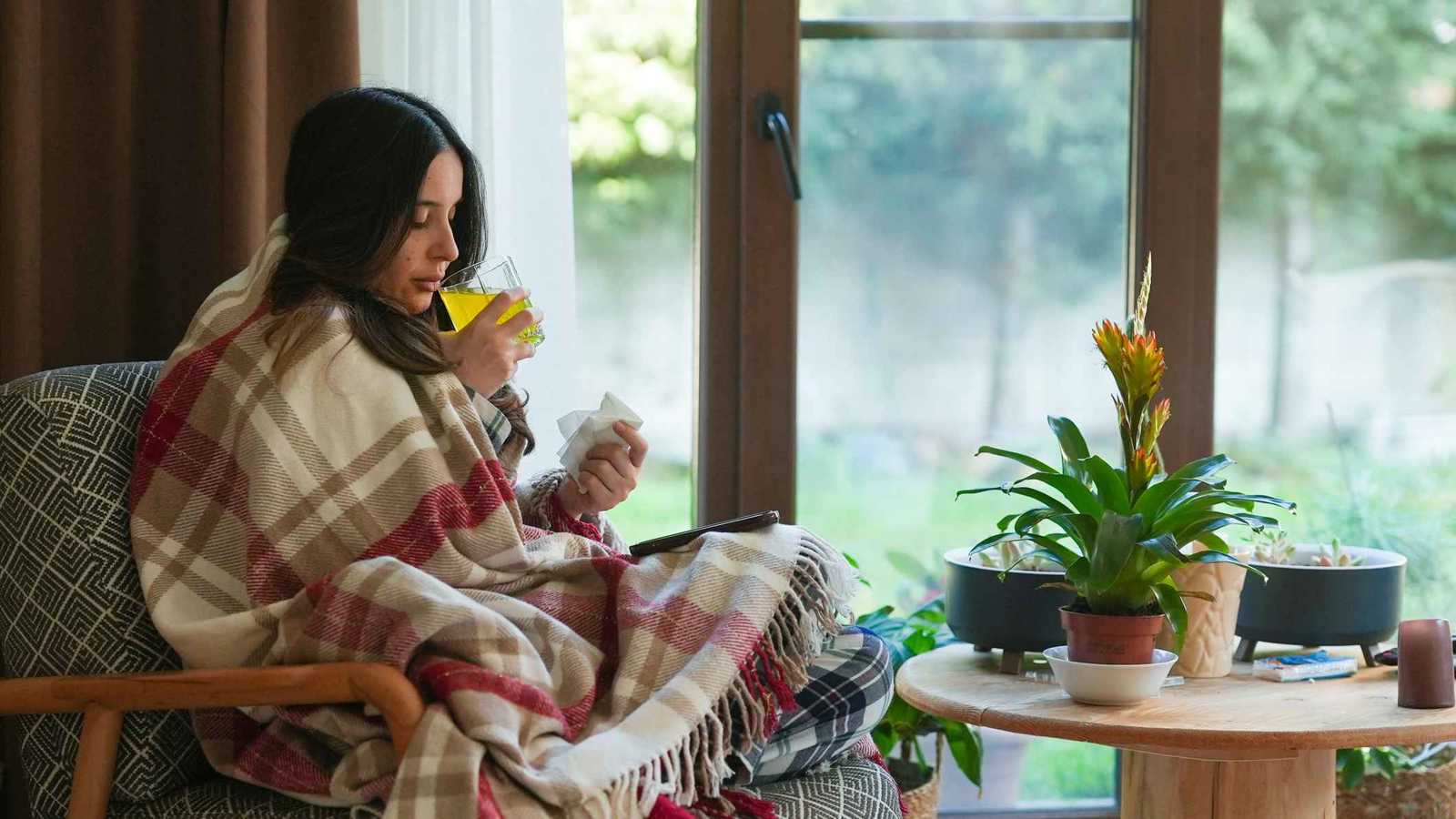 مع قدوم الخريف.. كيف تحصن نفسك ضد نزلات البرد؟