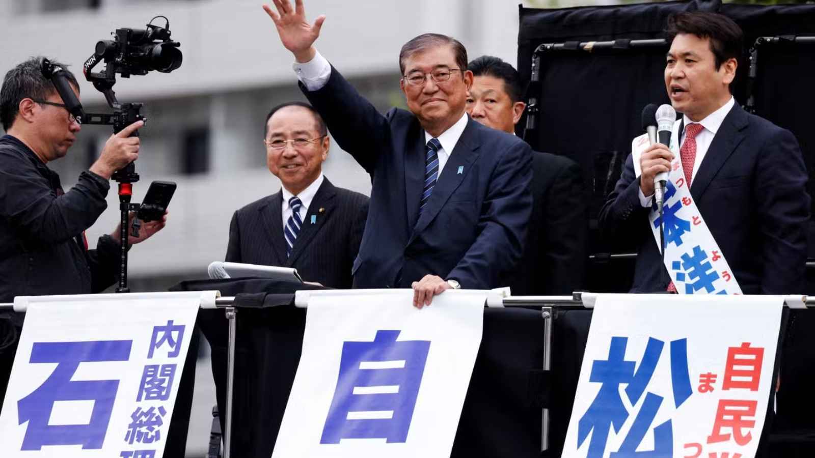 ناخبو اليابان يعاقبون رئيس الوزراء وسط تأكيدات بخسارة ائتلافه للأغلبية