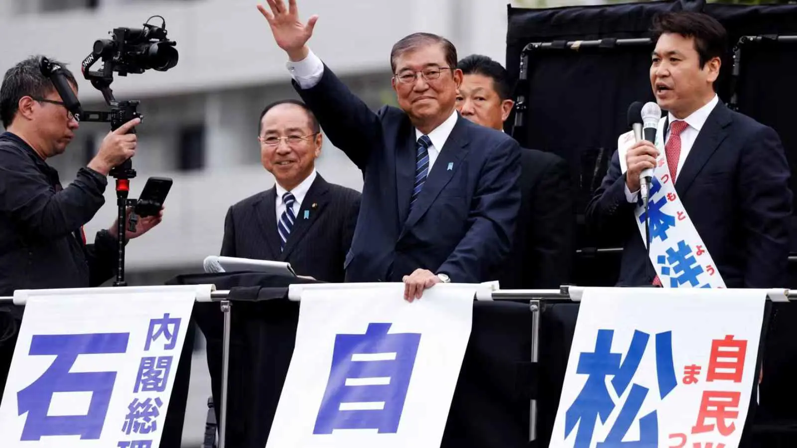 ناخبو اليابان يعاقبون رئيس الوزراء وسط تأكيدات بخسارة ائتلافه للأغلبية