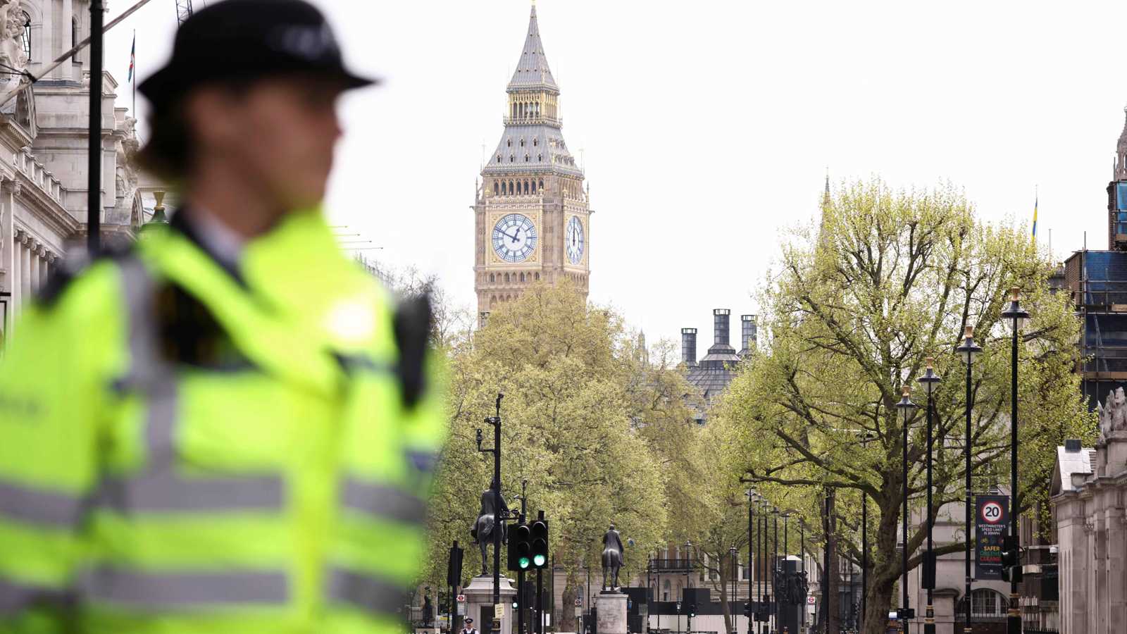 القبض على 4 محتجين لطّخوا صندوق عرض التاج البريطاني