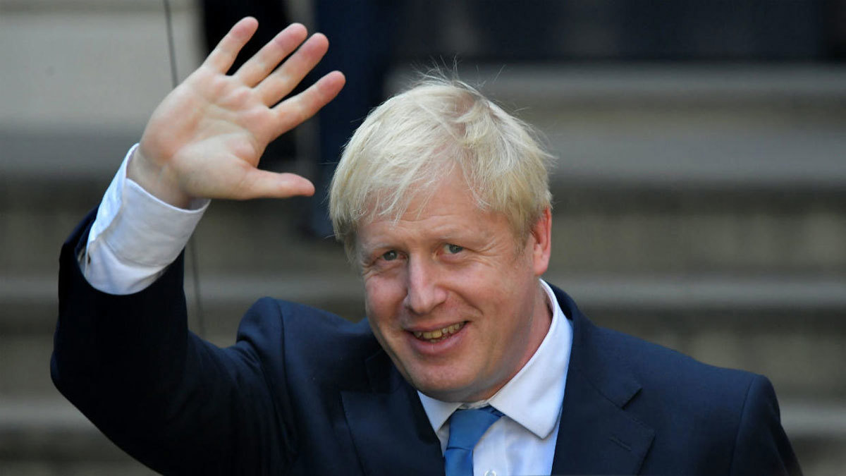 بوريس جونسون يتلقى دراجة نارية مستعملة في عيد الميلاد