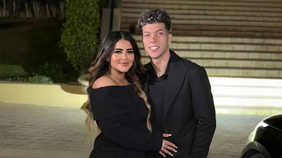 اشتباه بإصابة زوجة إمام عاشور بـ"فيروس A"