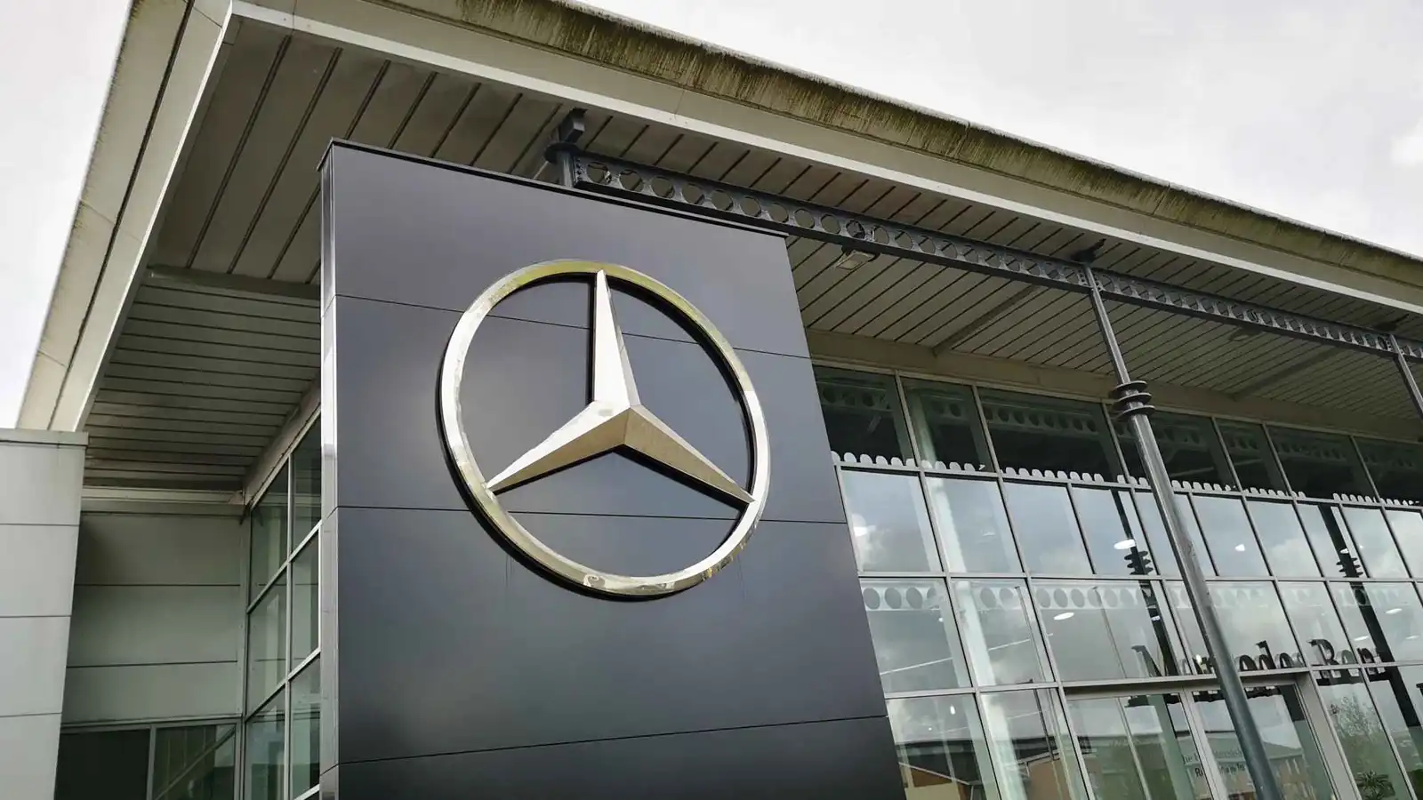 سيارة أطفال مصغرة من "مرسيدس" تُثير جدلاً بسعرها (فيديو)