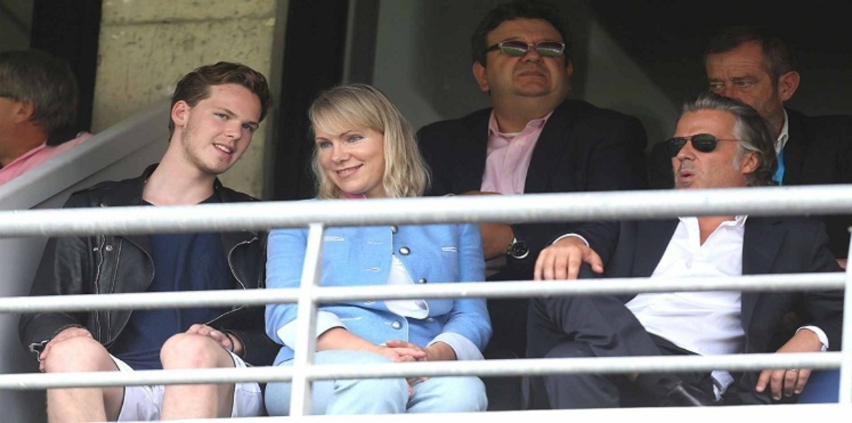 جمهور مارسيليا يوجه إهانات جنسية لمالكة النادي (صور)