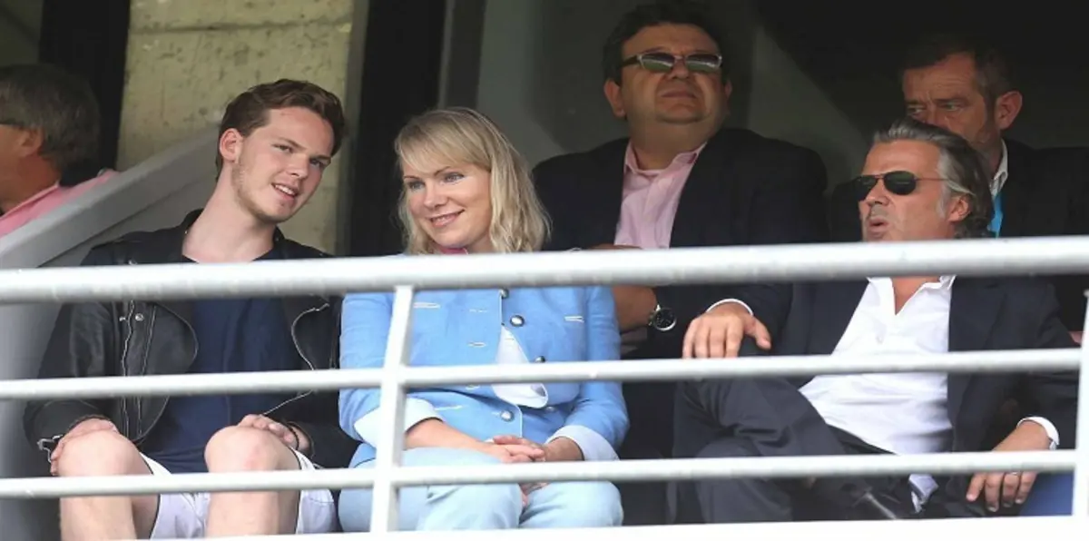 جمهور مارسيليا يوجه إهانات جنسية لمالكة النادي (صور)