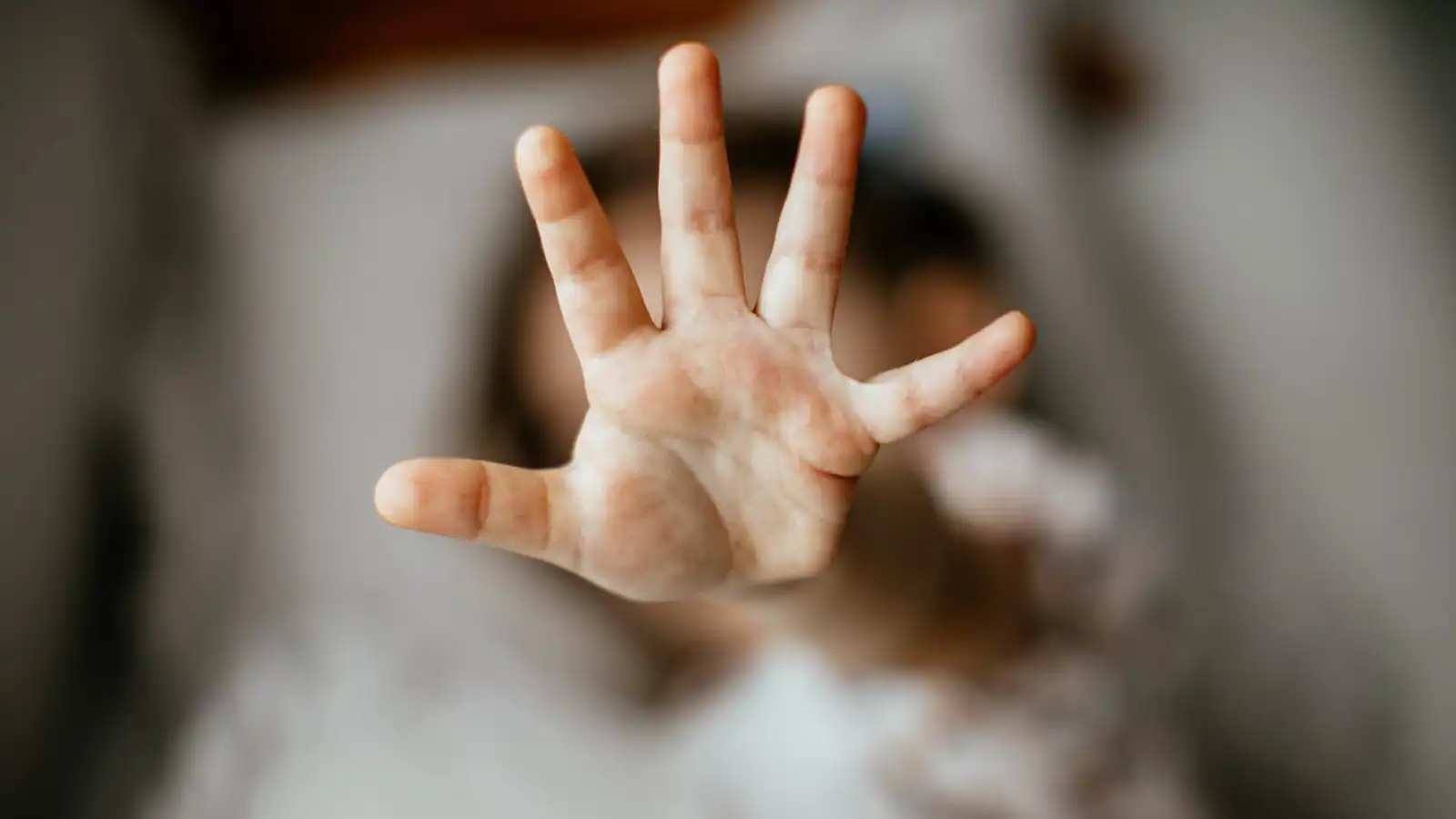 وفاة طفلة يمنية بعد تعذيب "وحشي" على يد زوجة أبيها