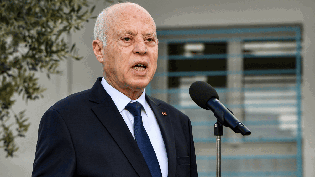 تونس.. لماذا طوى قيس سعيّد صفحة "آخر الرفاق الصامدين"؟