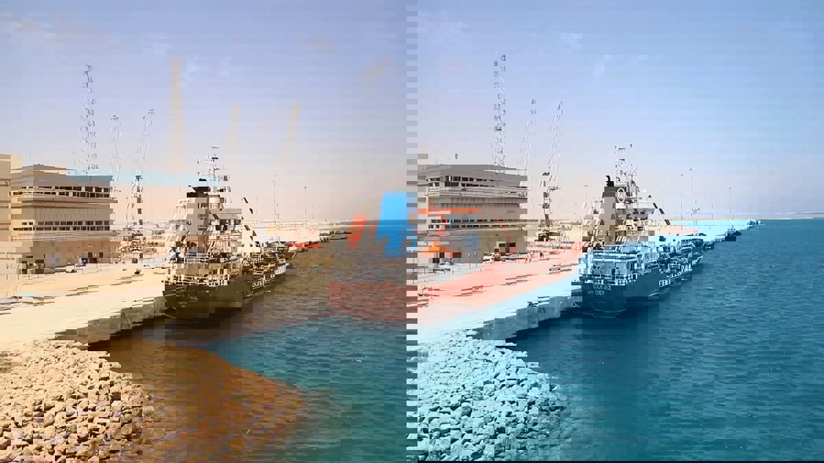 استئناف التحميل في ميناء رأس لانوف الليبي بعد إغلاقه من قبل محتجين