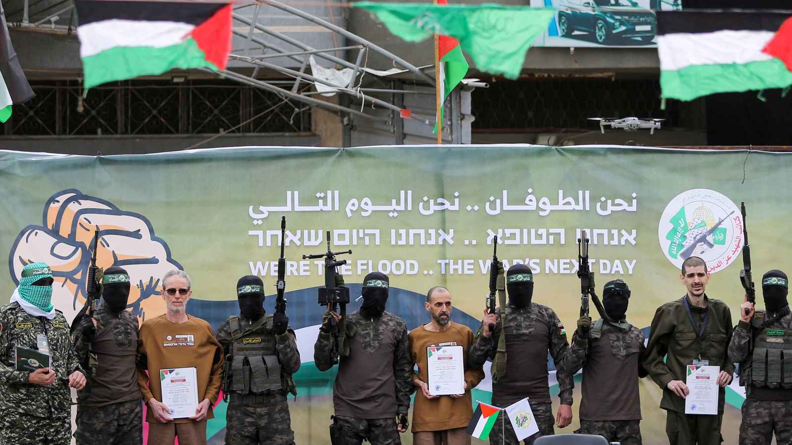 هجوم "ناري" من لابيد على نتنياهو بعد تسليم 3 رهائن إسرائيليين