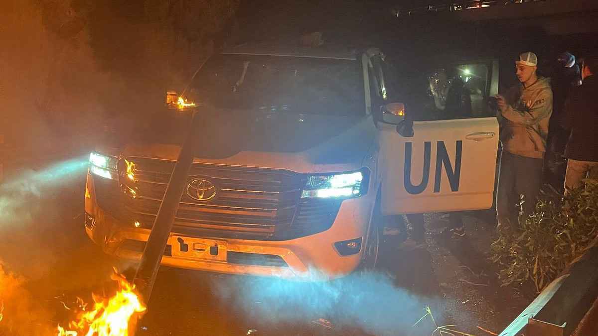 لبنان.. مناصرو "حزب الله" ينفذون أعمال شغب ويحرقون موكباً لـ"اليونيفيل" (فيديو)