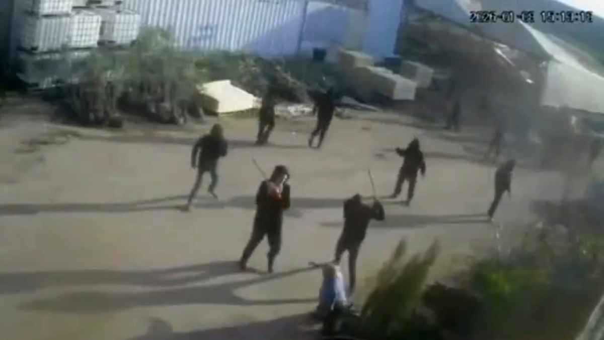 "مشهد صادم".. مُسن فلسطيني أصم يتعرض لاعتداء وحشي (فيديو إرم)