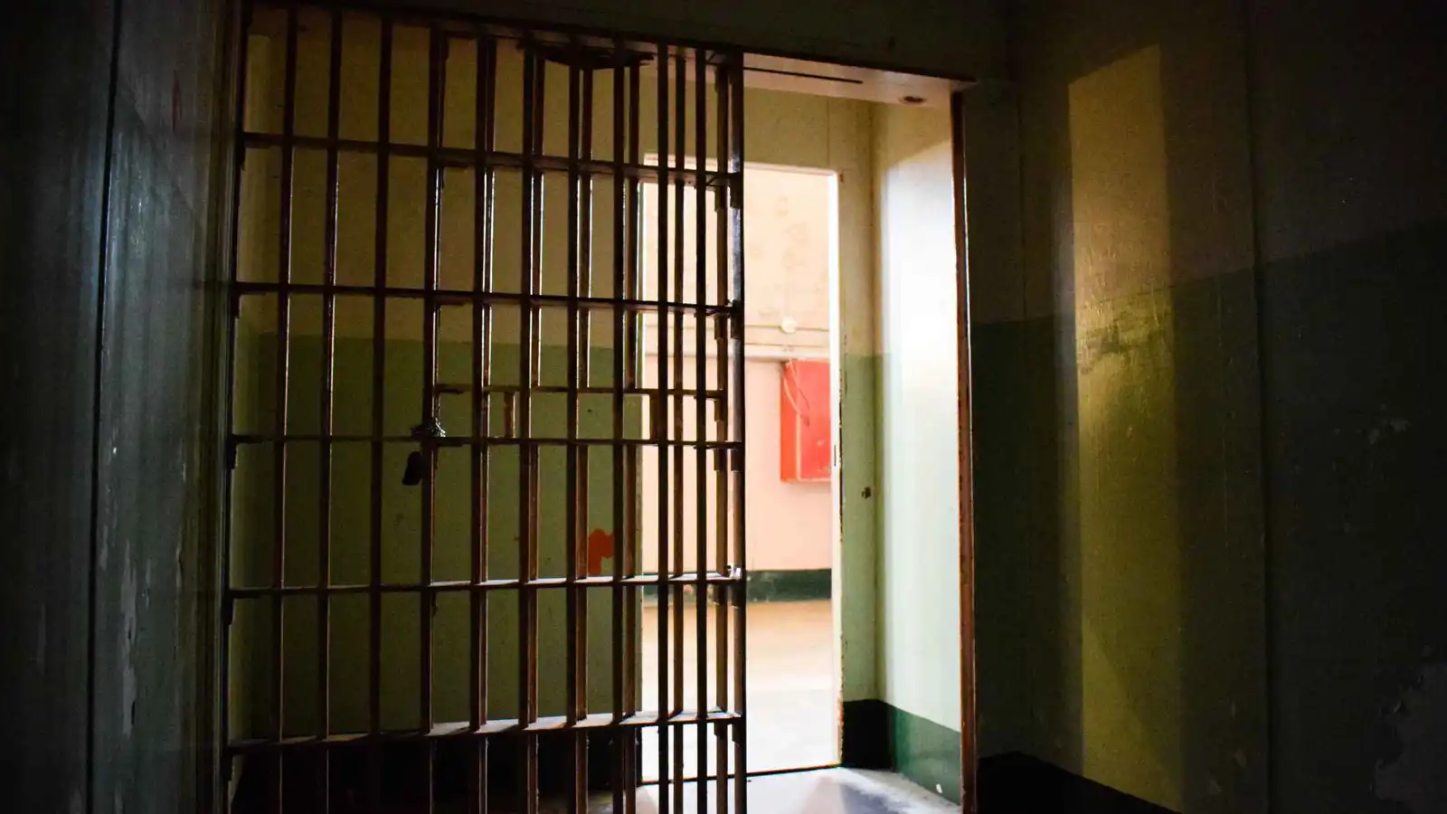 "عملية المطرقة".. فرار درامي لمسجونين في الهند (فيديو)