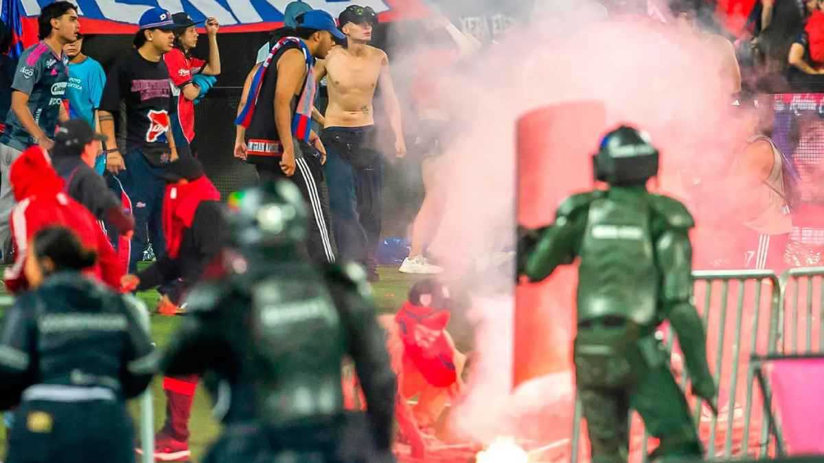 أحداث شغب واشتباكات عنيفة بين الجماهير في نهائي كأس كولومبيا (فيديو)