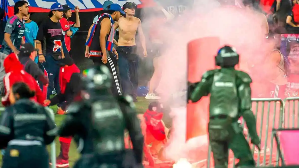 أحداث شغب واشتباكات عنيفة بين الجماهير في نهائي كأس كولومبيا (فيديو)