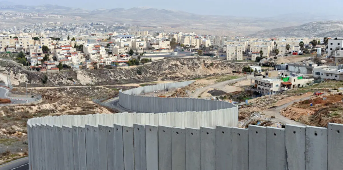 رغم رفض بيروت.. إسرائيل تواصل إقامة جدار على الحدود اللبنانية