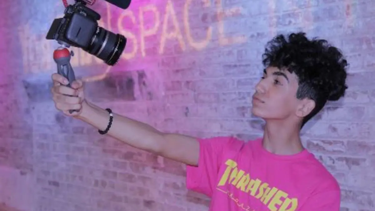 السعودية.. نجم السوشيال ميديا "دايلر" يثير غضبا بسبب تجربة مروعة على قطة (فيديو)