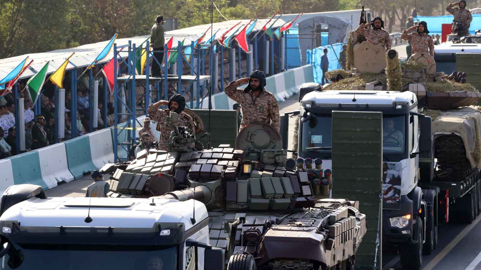 رغم "ذروة التضخم".. ماذا وراء "مضاعفة" إيران ميزانيتها العسكرية 200%؟