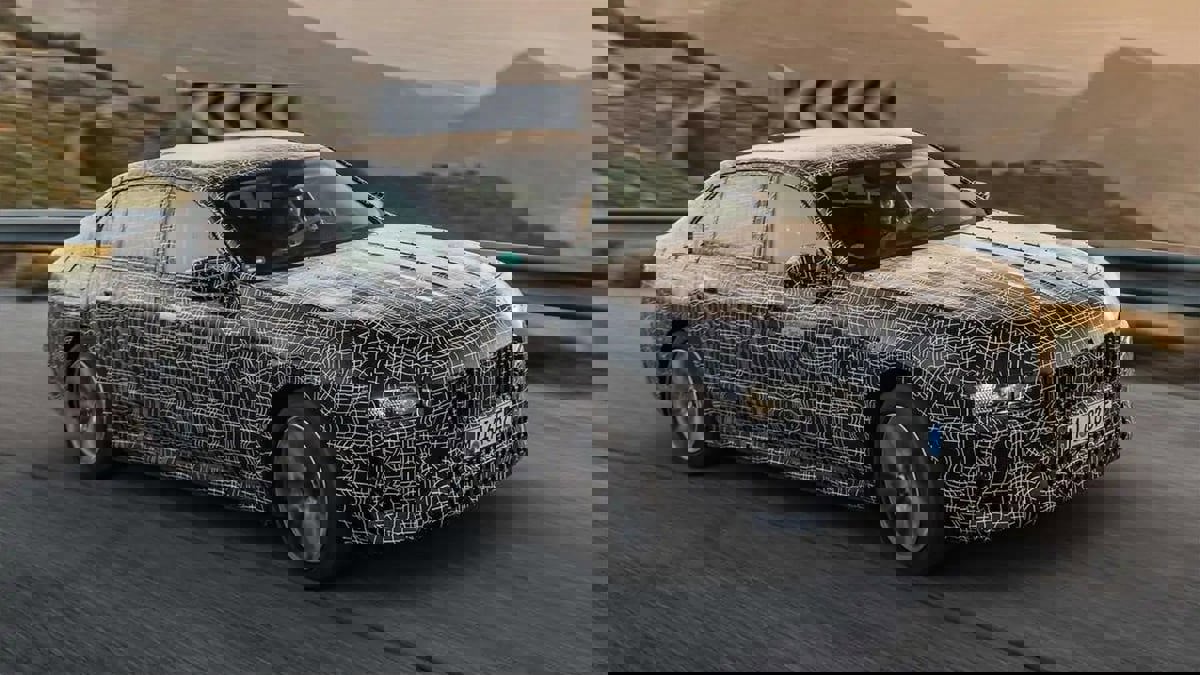 بشاشة OLED وقوة هائلة.. الكشف عن سيارة "BMW i7" الكهربائية