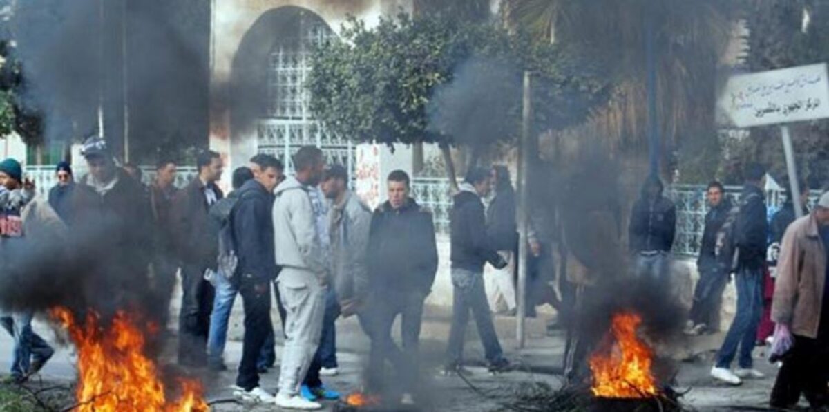 تونس.. مقتل شاب يفجر موجة احتجاجات قرب معبر رأس جدير