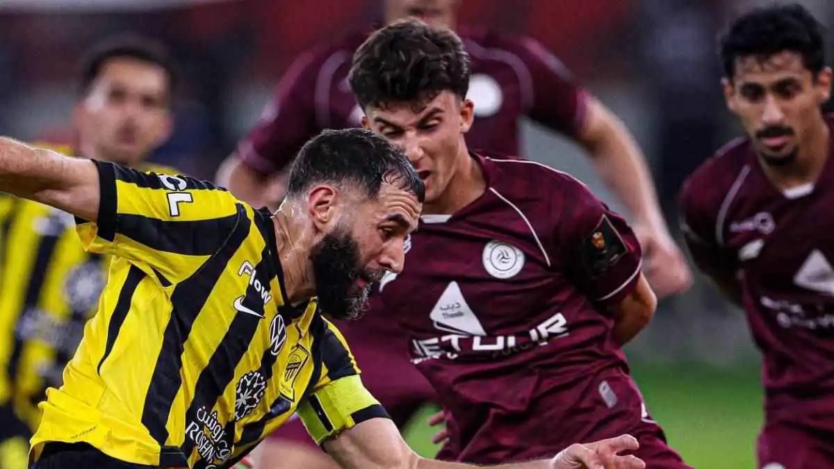 5 فوارق حاسمة بين بنزيما وحمد الله في قمة الاتحاد والشباب