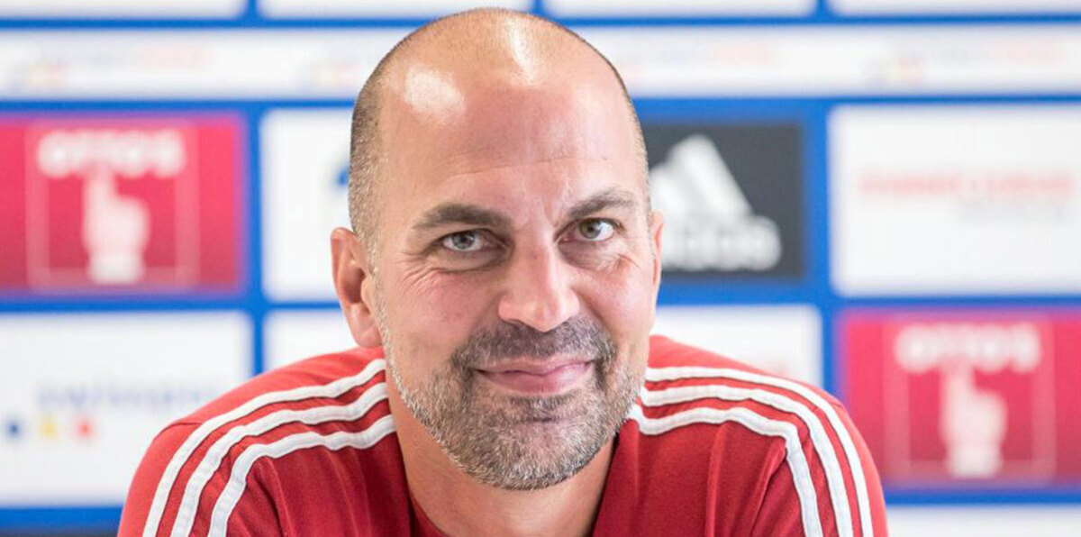 مدافع ليفربول السابق يرجو زوجات اللاعبين تجنب الجنس لإنقاذ فريقه