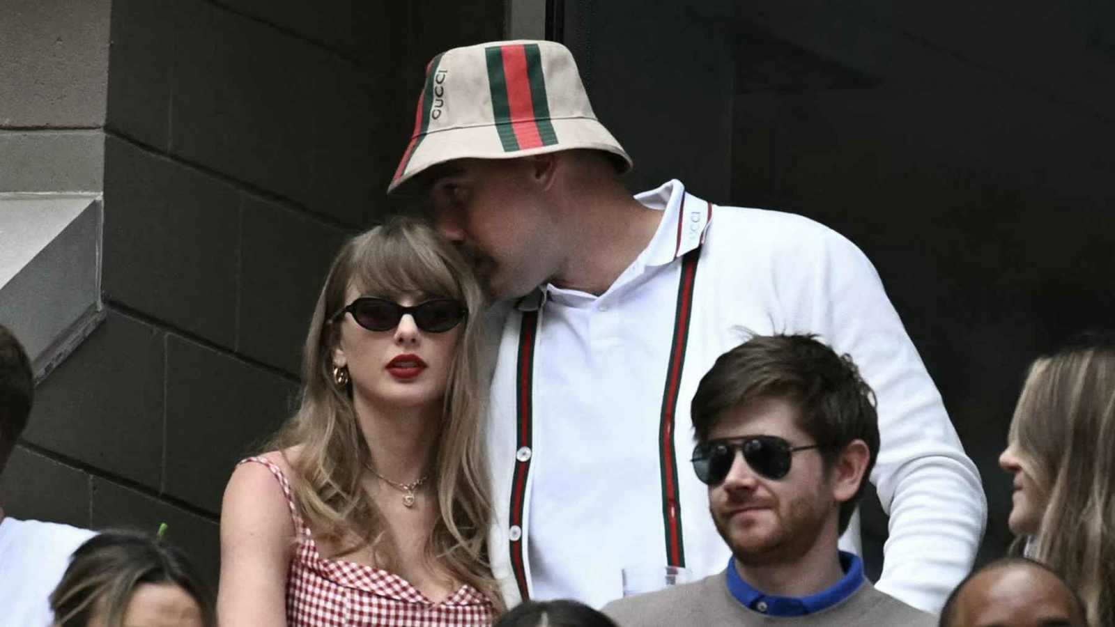 خبيرة لغة جسد تكشف عن "تسويات خفية" في علاقة تايلور سويفت وخطيبها