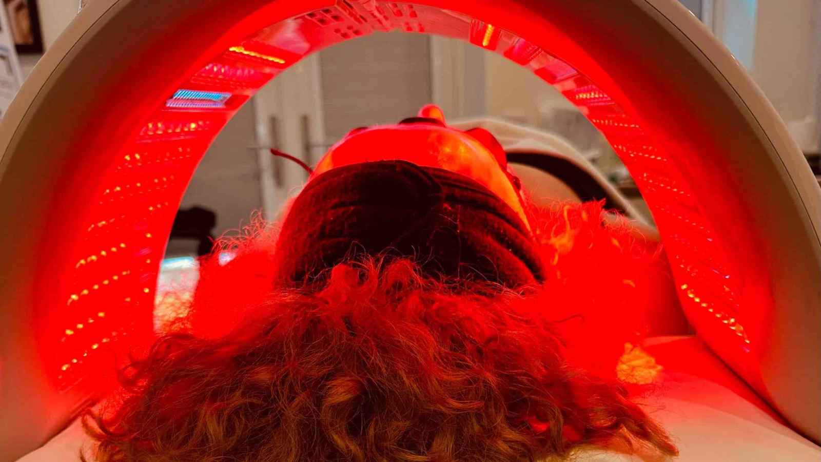 العلاج بالضوء الأحمر.. تعرف على الفوائد والآثار الجانبية