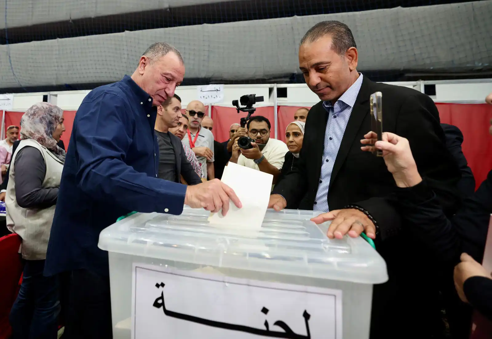 محمود الخطيب يدلي بصوته في انتخابات الأهلي