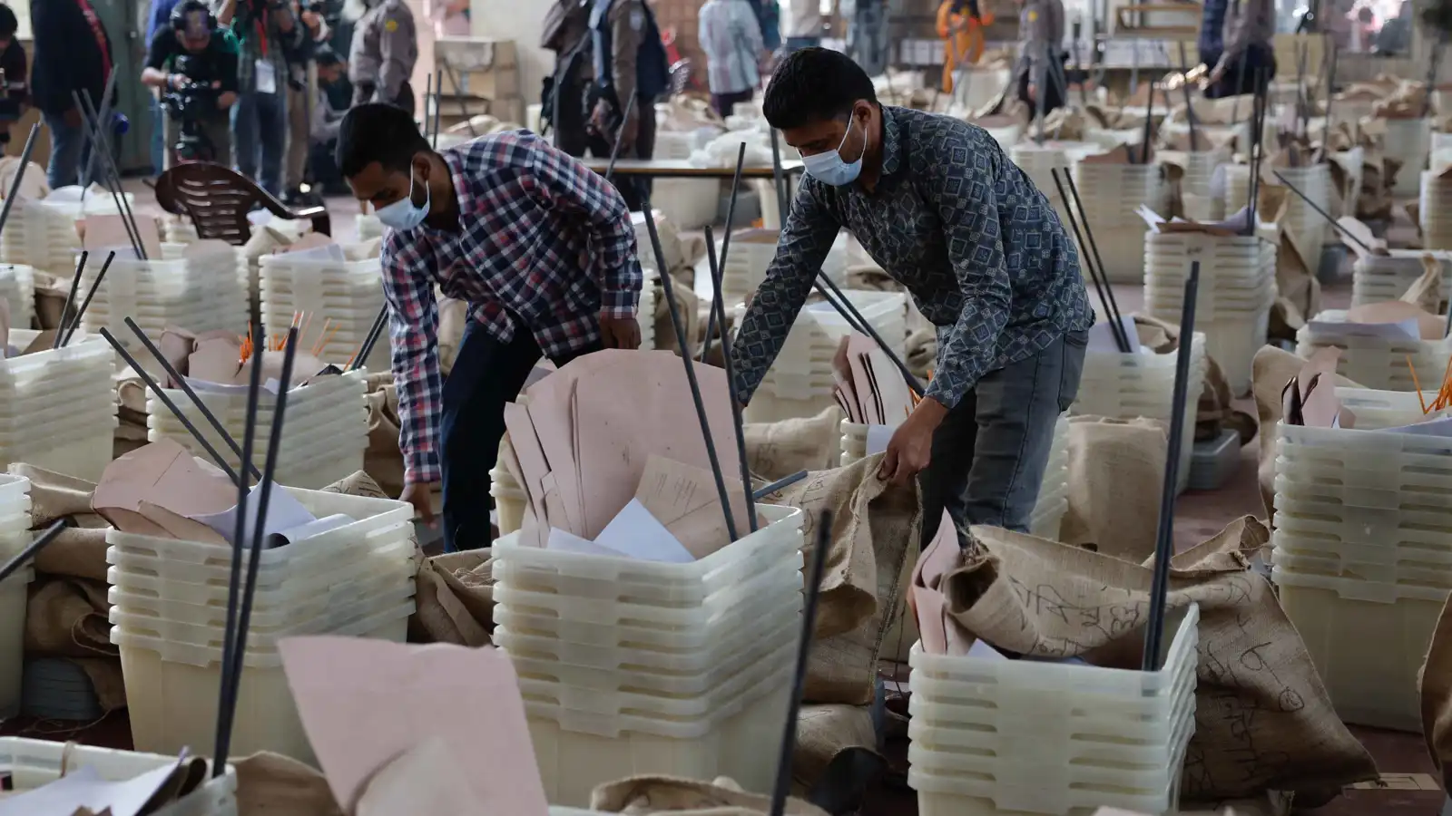 لماذا تُجري بنغلاديش استفتاءً وطنياً بالتزامن مع انتخاباتها؟