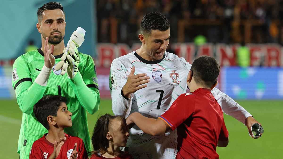 احتضنه وابتسم.. رد فعل كريستيانو رونالدو بعد بكاء طفل فور رؤيته (فيديو وصور)